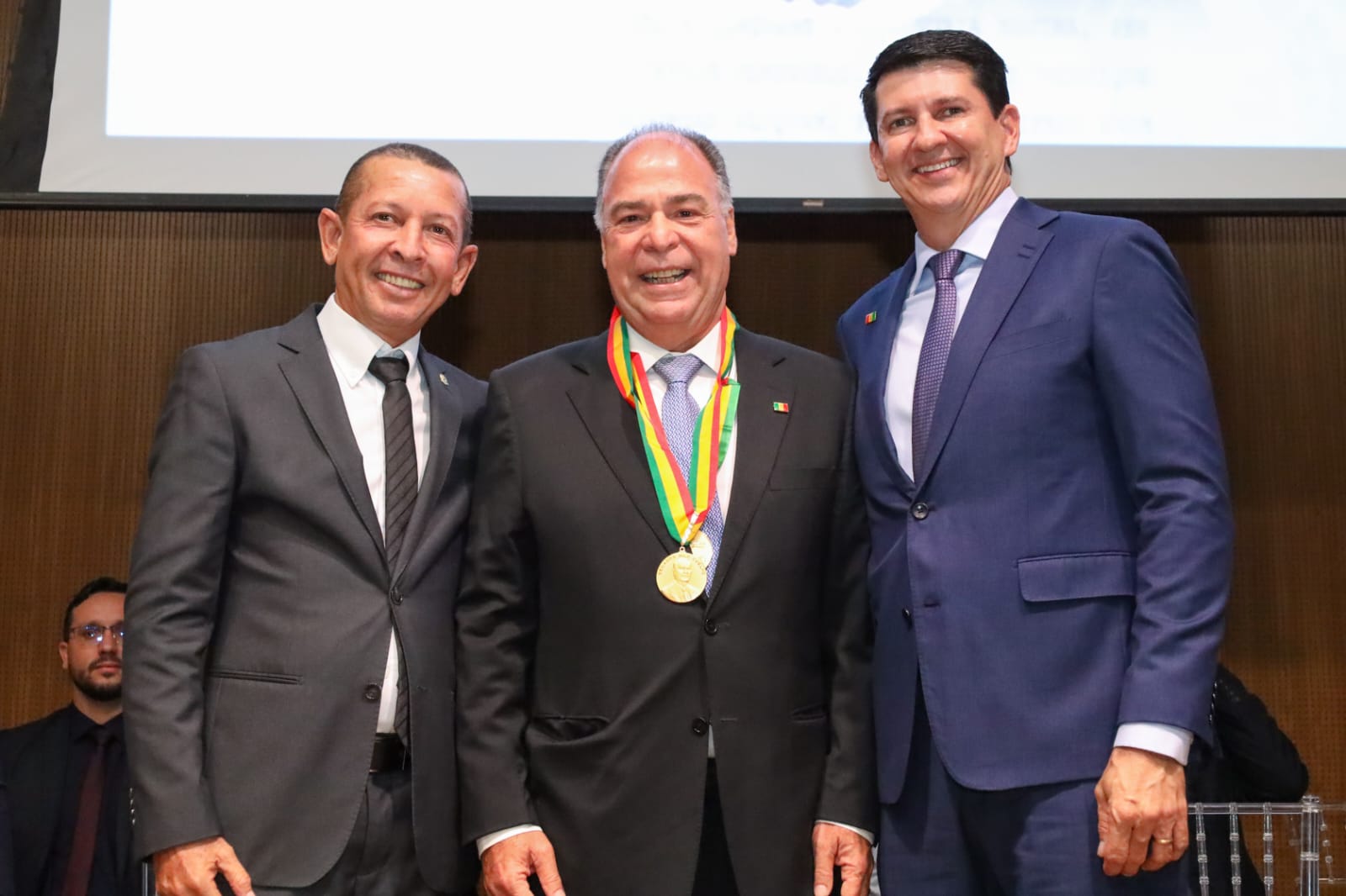 Em ato inédito, Câmara Municipal e Prefeitura de Petrolina realizam juntas entrega de Medalhas ao Senador Fernando Bezerra Coelho